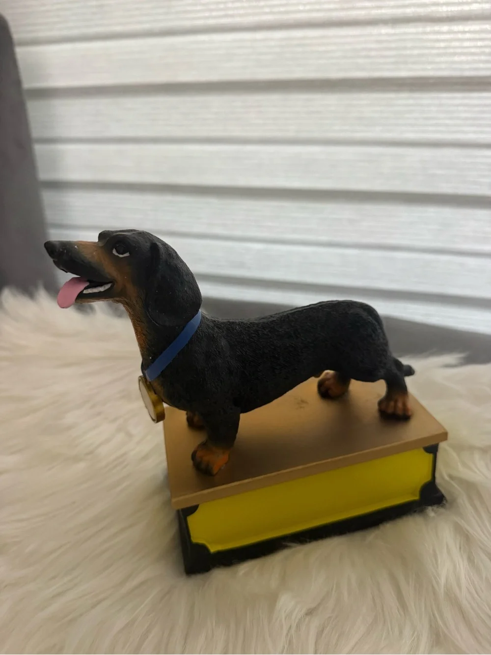Kenning 6.5 Inch Dachshund Figure